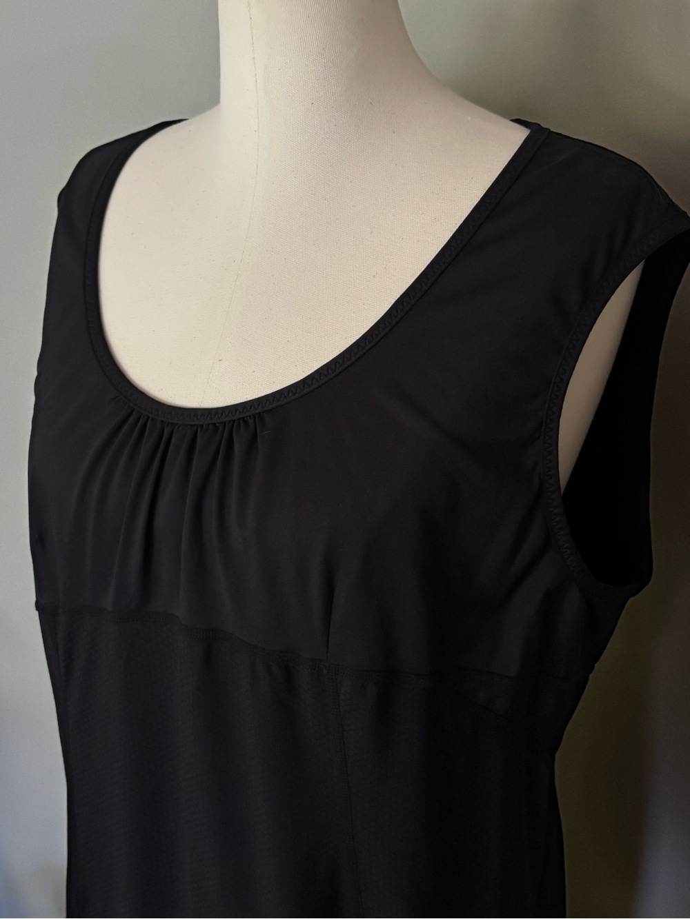 Lululemon Women’s Black Workout Tank Very Good Condition Size 14 Flattering Fit